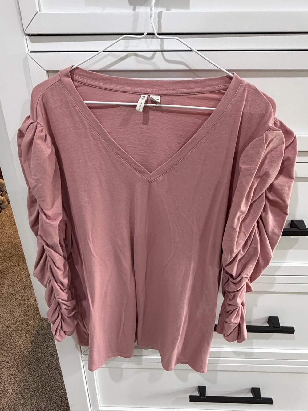 Women's Catos Ruched Sleeve V-Neck Top - Dusty Rose